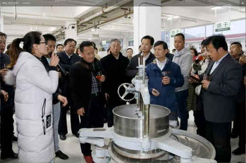 茶叶公司副总孙庆娜介绍加工车间参观加工车间