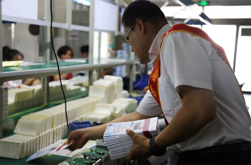 为车间职工分发金融知识手册