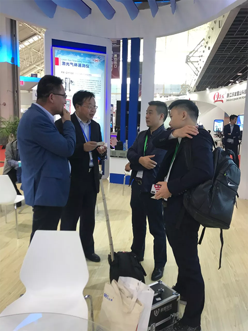 董事长秦旭昌与客户交谈
