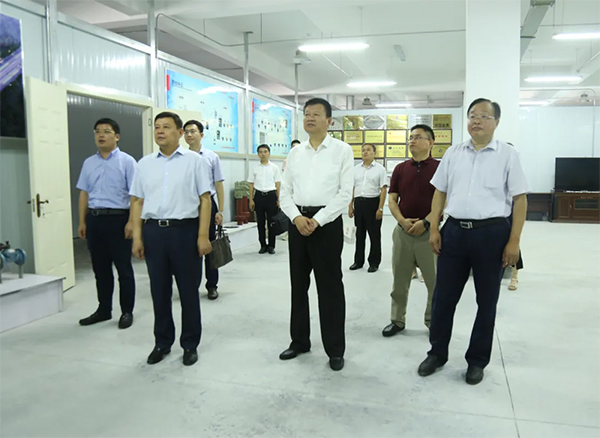 参观公司展厅